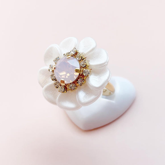 pretty flower (white/ring)